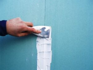 Шпаклівка гіпсокартону на стелі або стінах під фарбування та шпалери